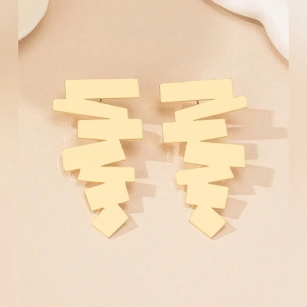 ✨NWT Asymmetrical Geometric Retro zigzag Statement reflective earrings - gold - Picture 6 of 6